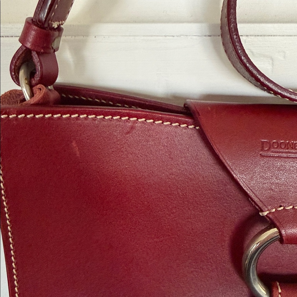 Dooney & Bourke Alto Ring Flap Italian Vachetta shoulder bag in red leather - Picture 5 of 13